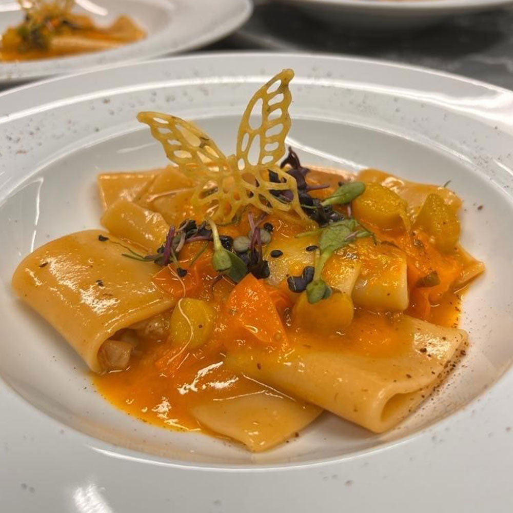 Pasta mit Fisch auf einem weißen tiefen Teller
