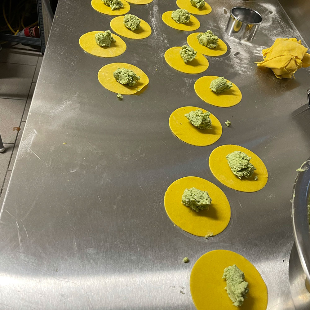 Tortellini in der Produktion