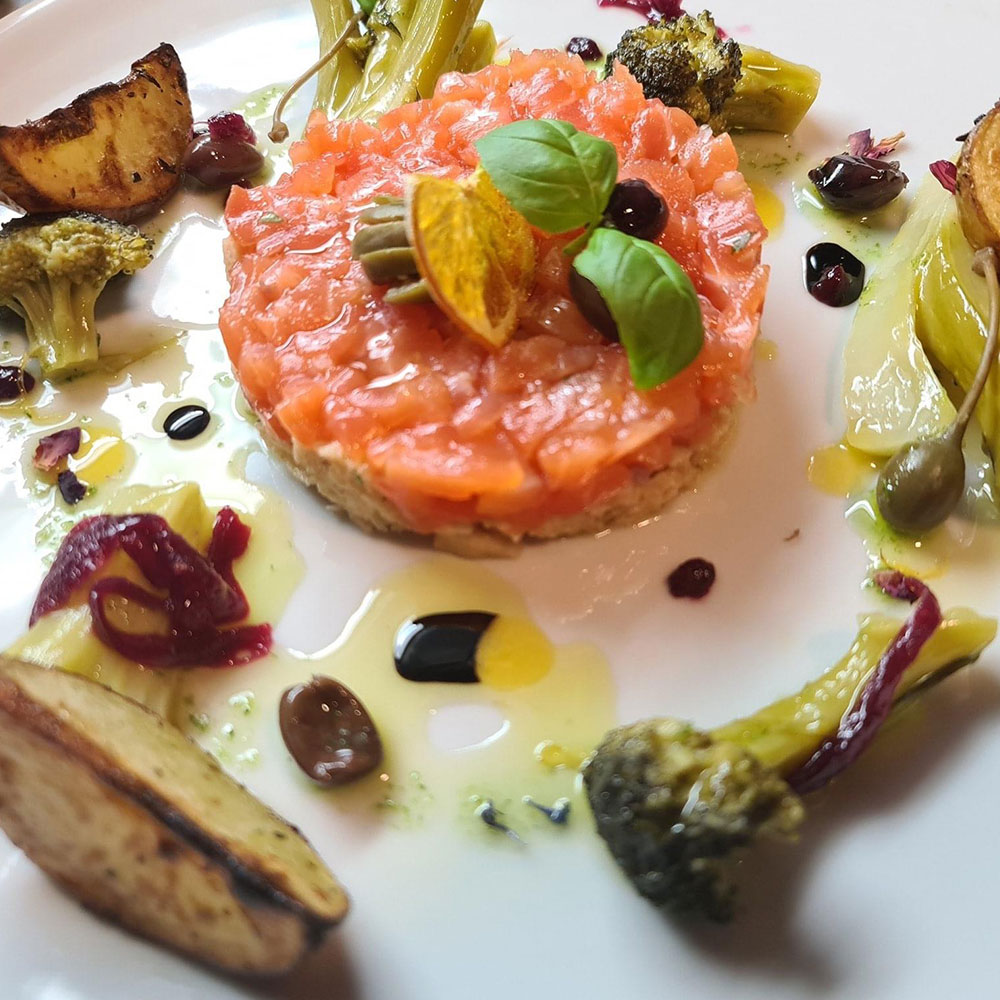 Lachs Tartar mit Fenchel und Brokkoli