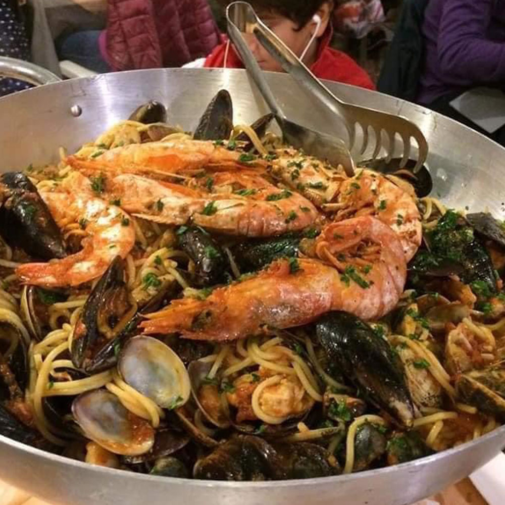 Meeresfrüchte Spaghetti in einer silbernen Pfanne