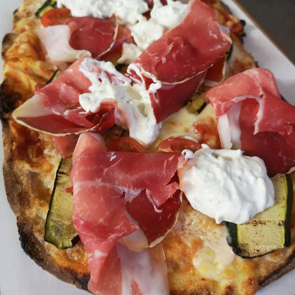Pinsa mit Zucchini Prosciutto und Mozzarella