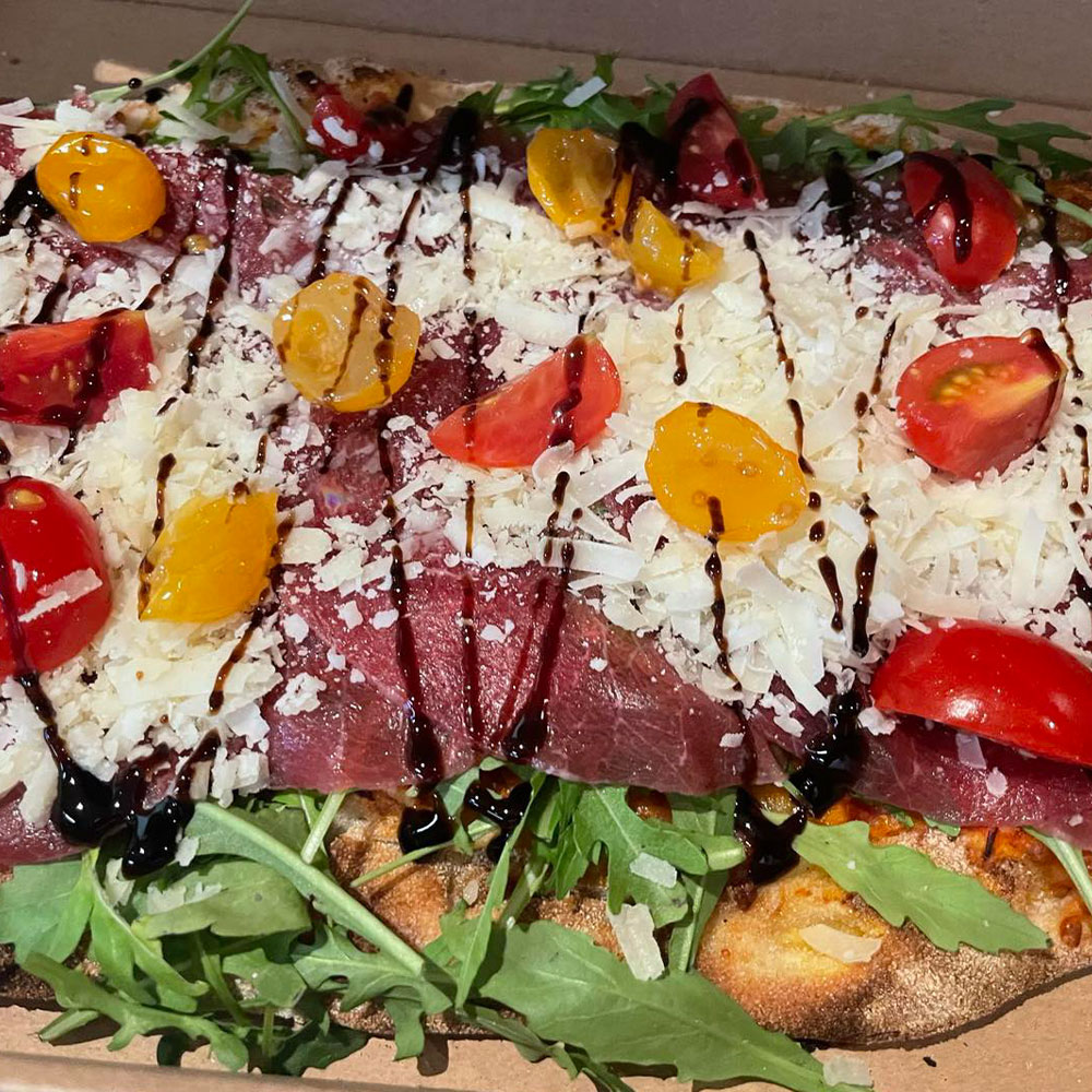 Pinsa mit Cocktailtomaten und Rucola
