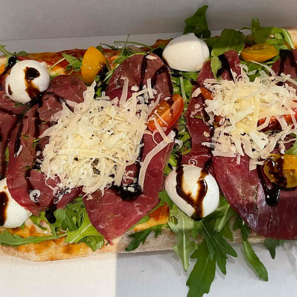 Pinsa mit Rind Parmesan und Gemüse