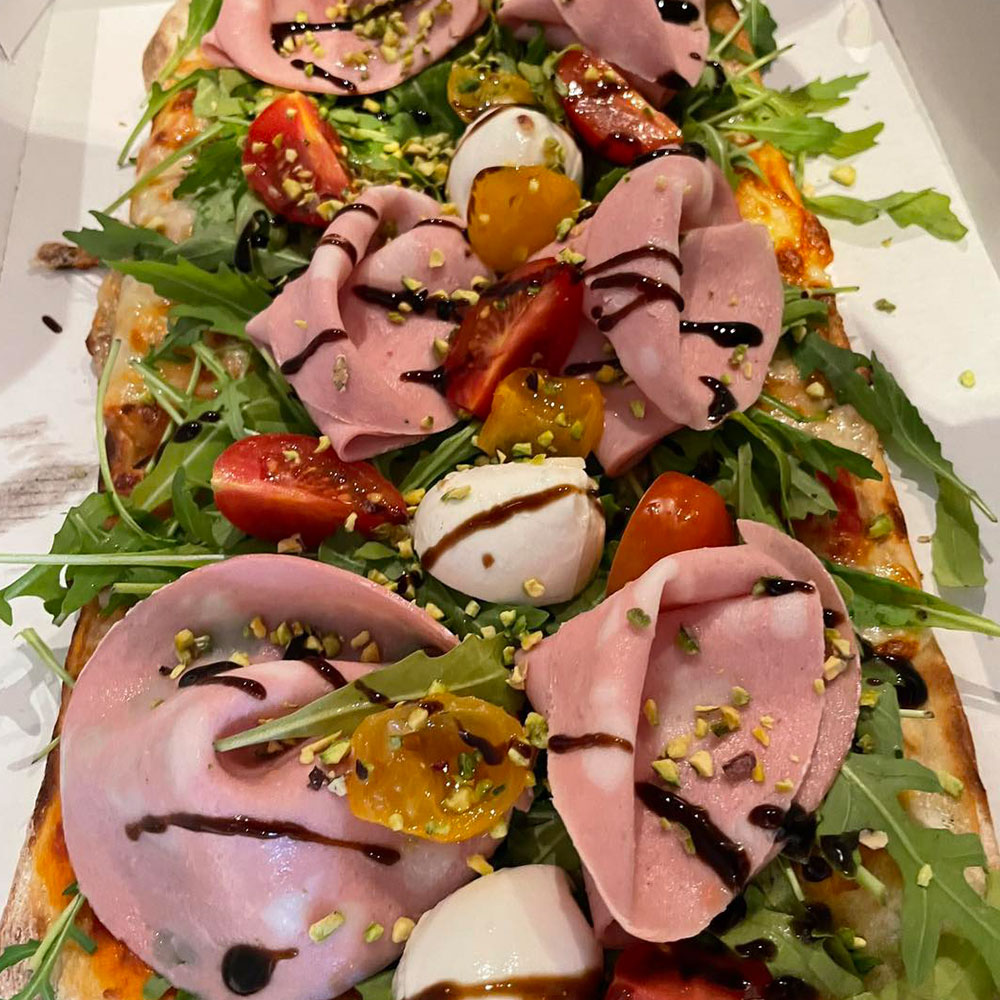 Pinsa mit Mozarella Mortardella und Mozzarella